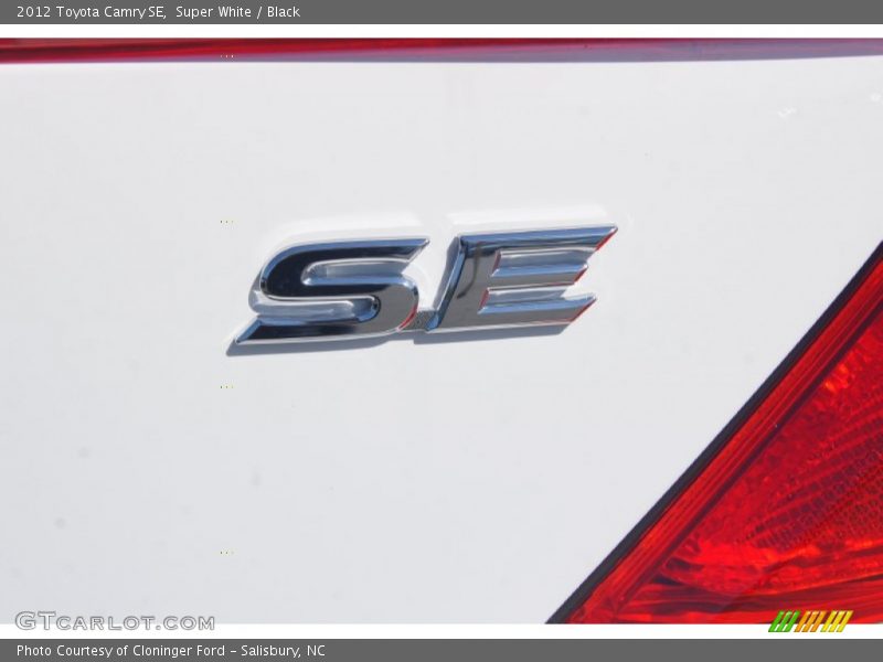 Super White / Black 2012 Toyota Camry SE