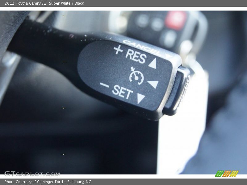Super White / Black 2012 Toyota Camry SE