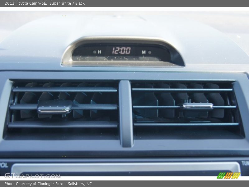 Super White / Black 2012 Toyota Camry SE