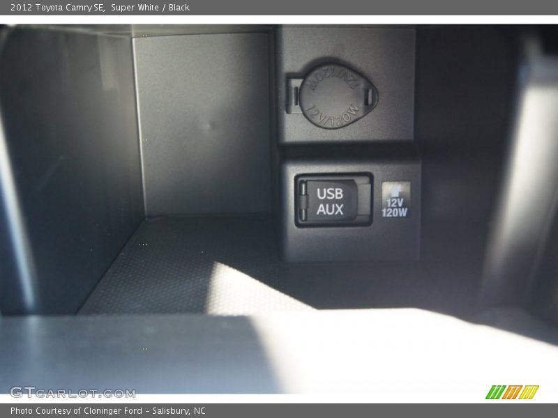 Super White / Black 2012 Toyota Camry SE