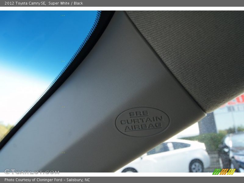 Super White / Black 2012 Toyota Camry SE