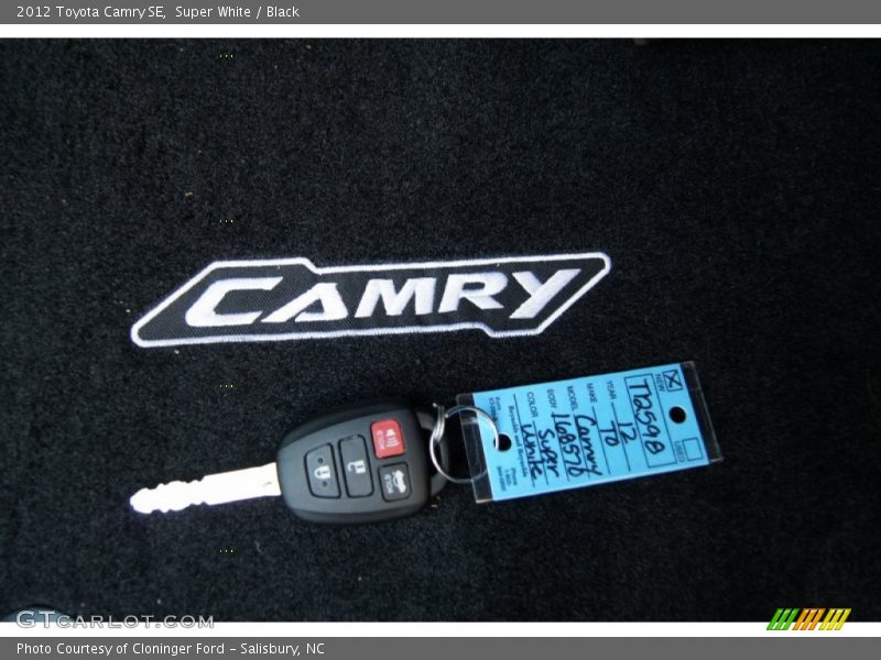 Super White / Black 2012 Toyota Camry SE