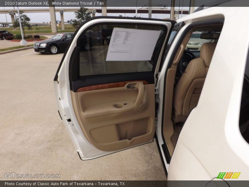White Diamond Tricoat / Tan 2010 Saturn Outlook XE