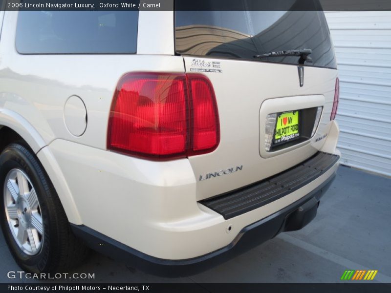 Oxford White / Camel 2006 Lincoln Navigator Luxury