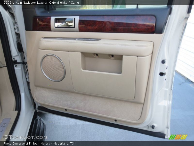 Oxford White / Camel 2006 Lincoln Navigator Luxury