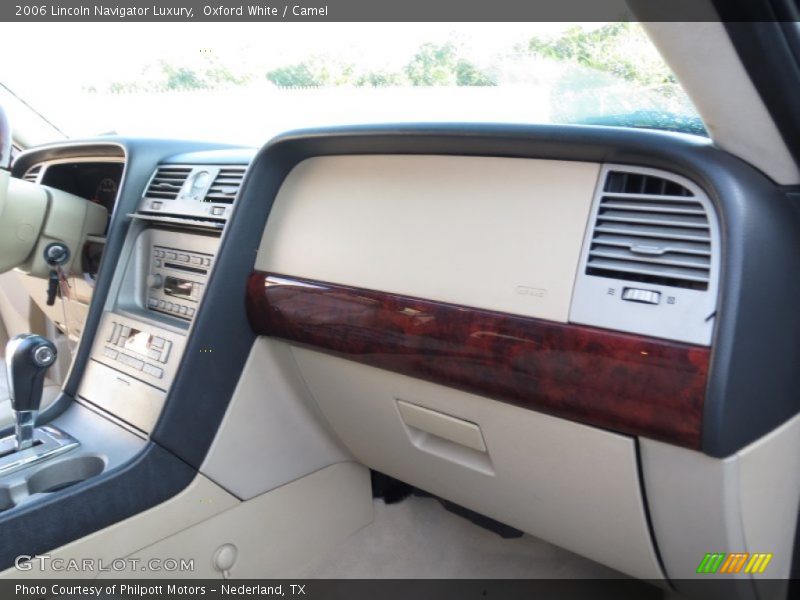 Oxford White / Camel 2006 Lincoln Navigator Luxury