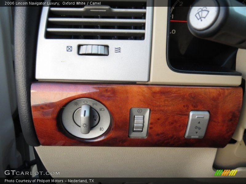 Oxford White / Camel 2006 Lincoln Navigator Luxury