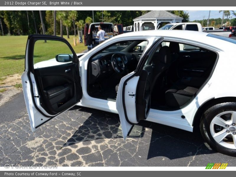 Bright White / Black 2012 Dodge Charger SE