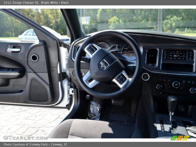 Bright White / Black 2012 Dodge Charger SE