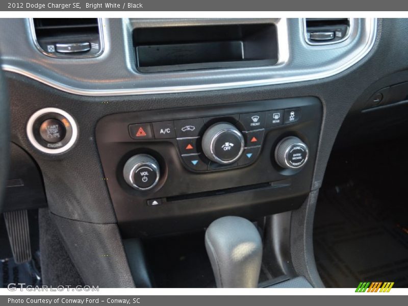 Bright White / Black 2012 Dodge Charger SE