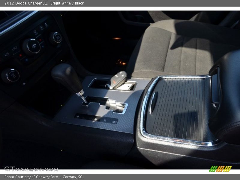 Bright White / Black 2012 Dodge Charger SE