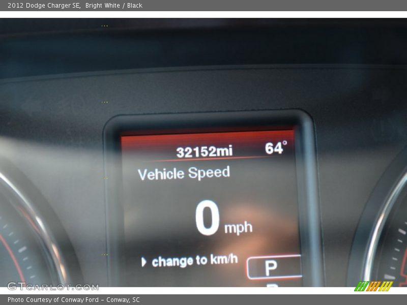Bright White / Black 2012 Dodge Charger SE