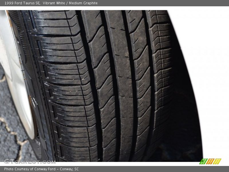 Vibrant White / Medium Graphite 1999 Ford Taurus SE