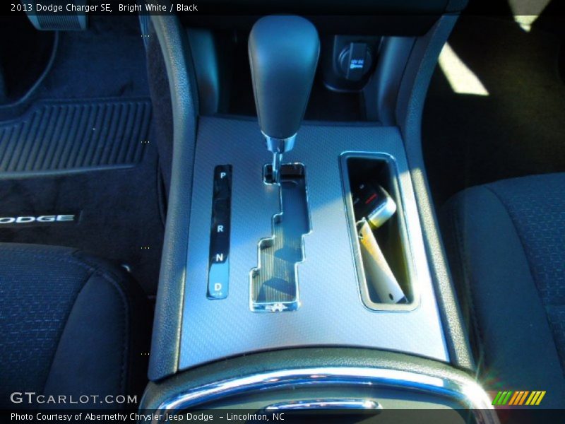Bright White / Black 2013 Dodge Charger SE