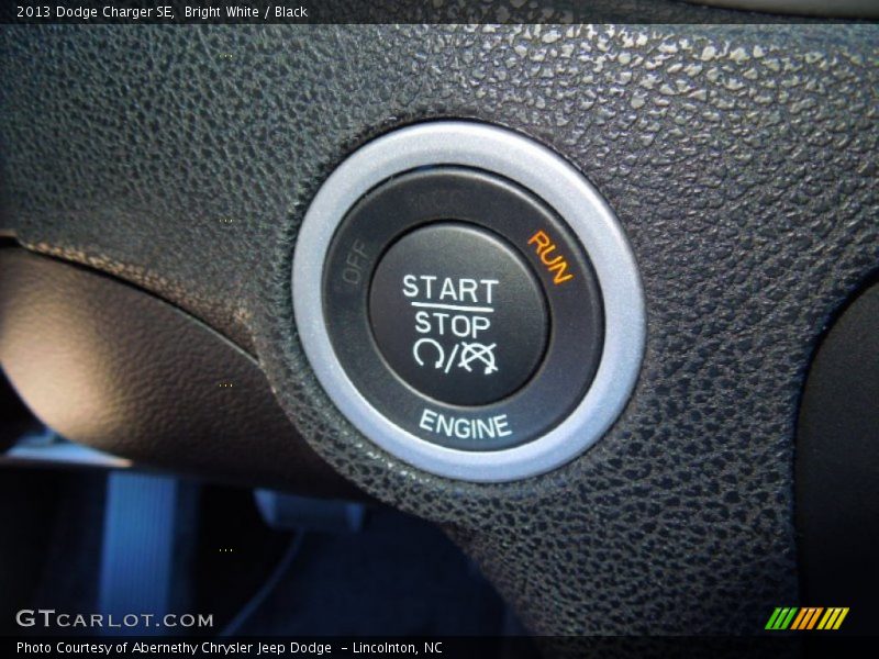 Bright White / Black 2013 Dodge Charger SE