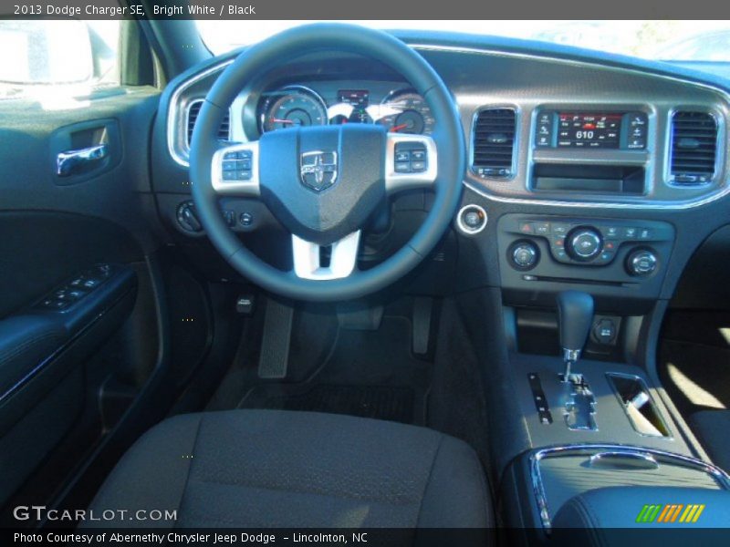 Bright White / Black 2013 Dodge Charger SE