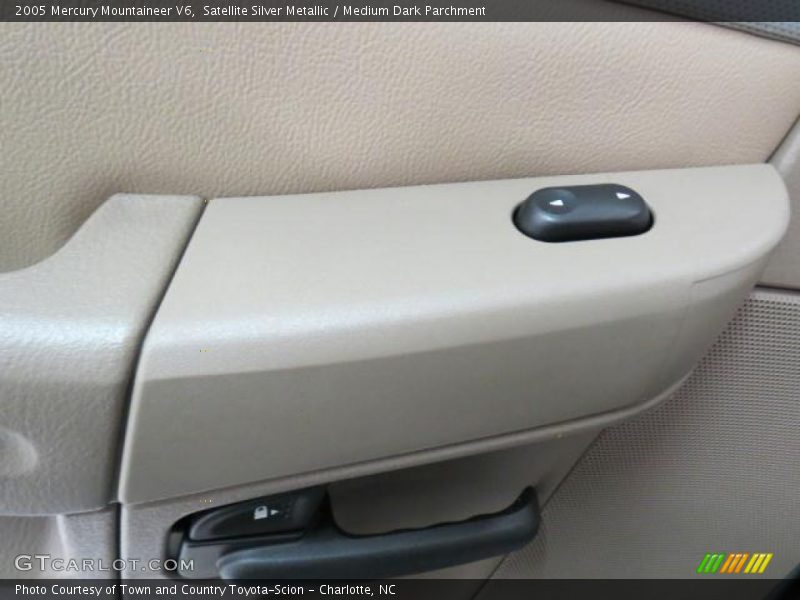 Satellite Silver Metallic / Medium Dark Parchment 2005 Mercury Mountaineer V6