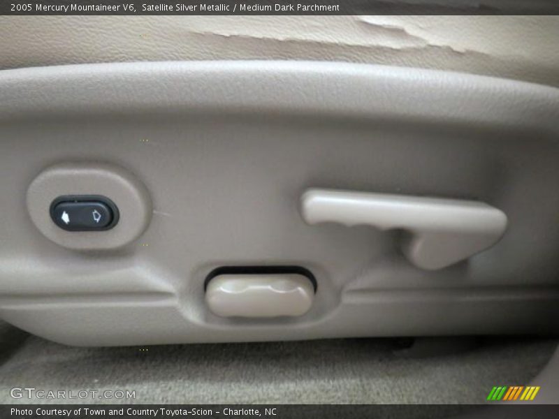 Satellite Silver Metallic / Medium Dark Parchment 2005 Mercury Mountaineer V6