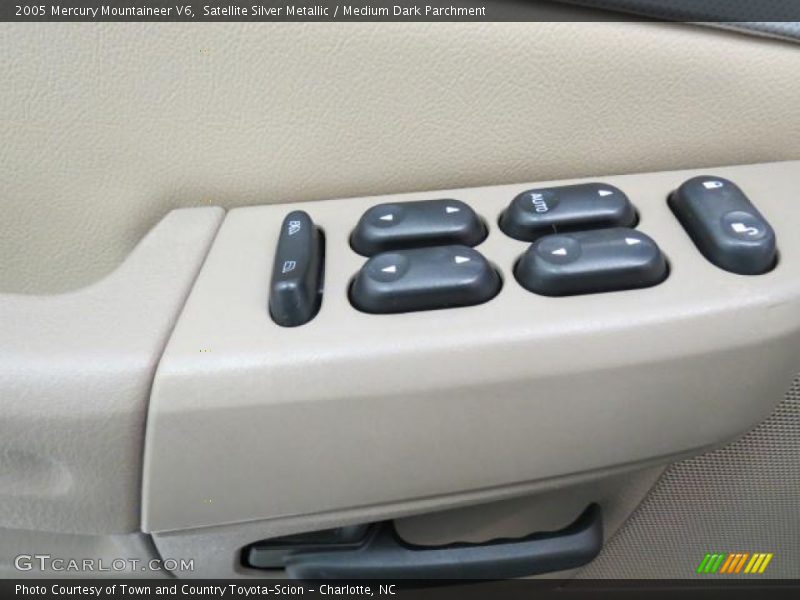 Satellite Silver Metallic / Medium Dark Parchment 2005 Mercury Mountaineer V6