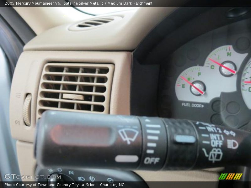 Satellite Silver Metallic / Medium Dark Parchment 2005 Mercury Mountaineer V6