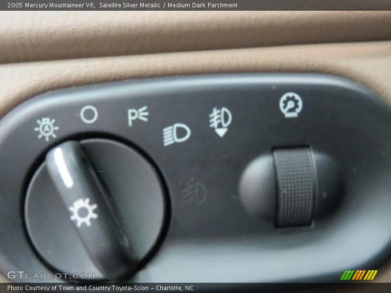 Satellite Silver Metallic / Medium Dark Parchment 2005 Mercury Mountaineer V6