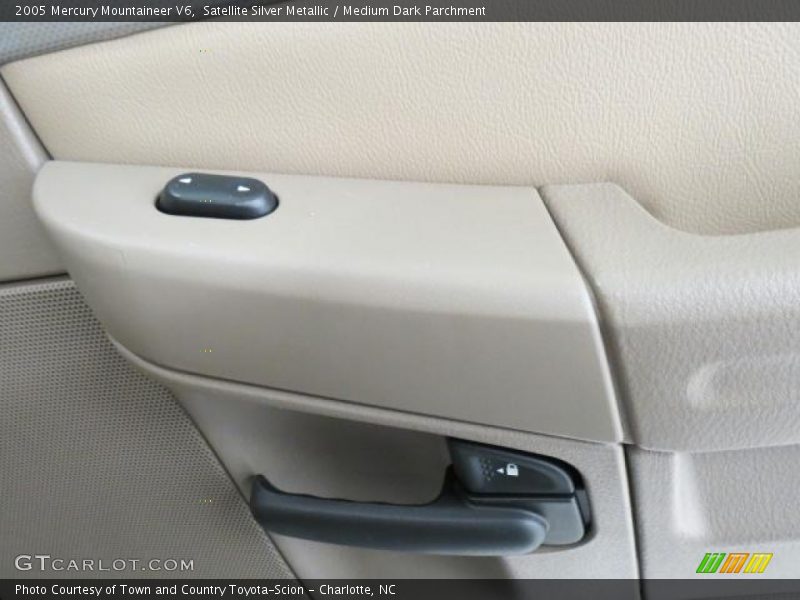 Satellite Silver Metallic / Medium Dark Parchment 2005 Mercury Mountaineer V6