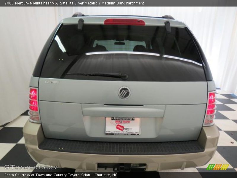 Satellite Silver Metallic / Medium Dark Parchment 2005 Mercury Mountaineer V6