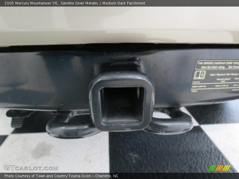 Satellite Silver Metallic / Medium Dark Parchment 2005 Mercury Mountaineer V6