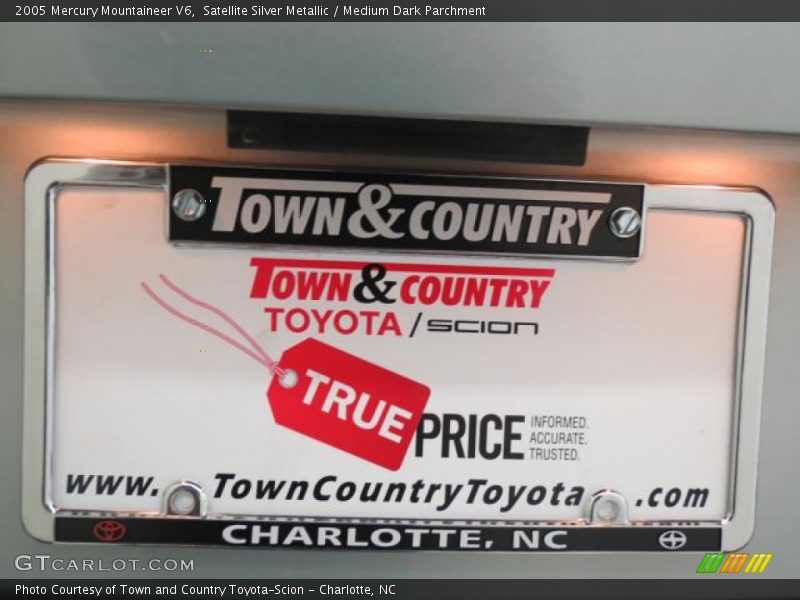 Satellite Silver Metallic / Medium Dark Parchment 2005 Mercury Mountaineer V6