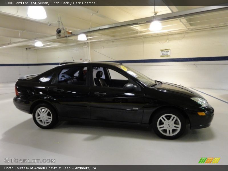 Pitch Black / Dark Charcoal 2000 Ford Focus SE Sedan