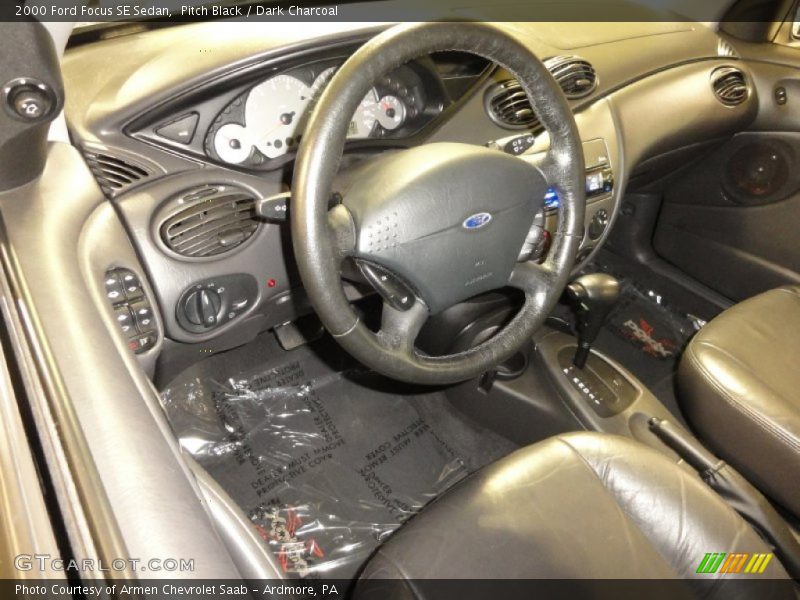 Pitch Black / Dark Charcoal 2000 Ford Focus SE Sedan