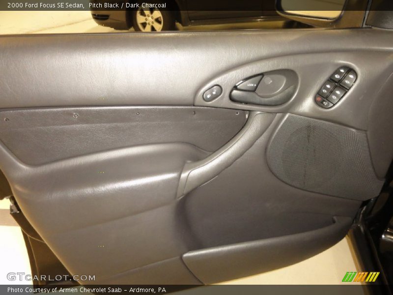 Pitch Black / Dark Charcoal 2000 Ford Focus SE Sedan