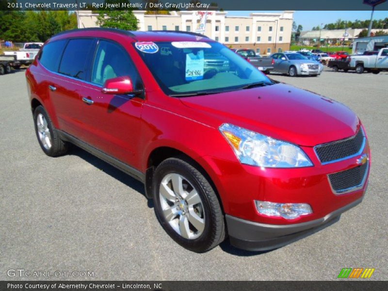Front 3/4 View of 2011 Traverse LT