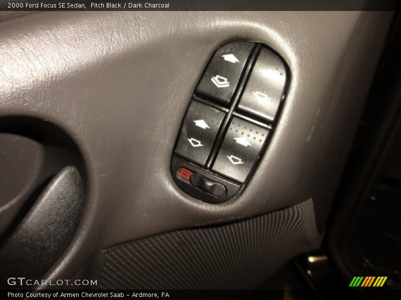 Pitch Black / Dark Charcoal 2000 Ford Focus SE Sedan