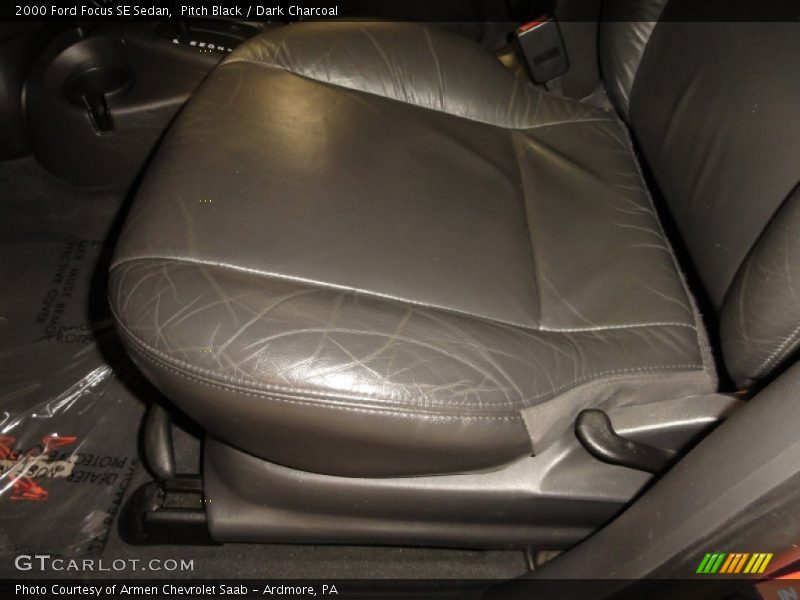 Pitch Black / Dark Charcoal 2000 Ford Focus SE Sedan