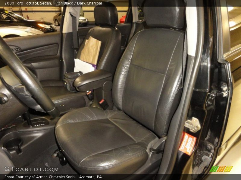 Pitch Black / Dark Charcoal 2000 Ford Focus SE Sedan