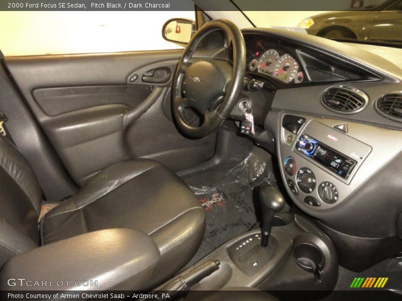Pitch Black / Dark Charcoal 2000 Ford Focus SE Sedan