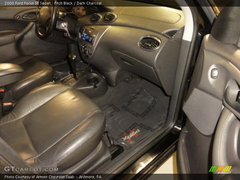 Pitch Black / Dark Charcoal 2000 Ford Focus SE Sedan