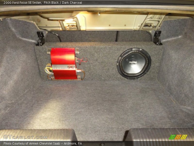 Pitch Black / Dark Charcoal 2000 Ford Focus SE Sedan