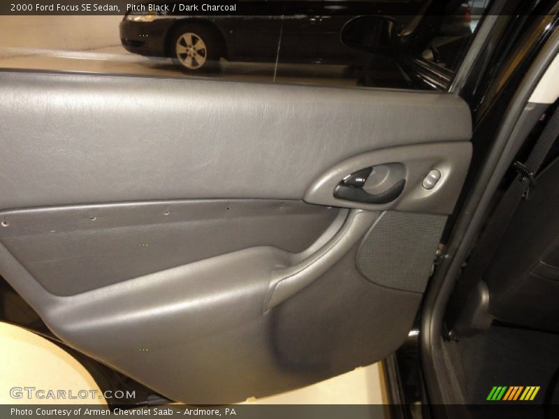 Pitch Black / Dark Charcoal 2000 Ford Focus SE Sedan