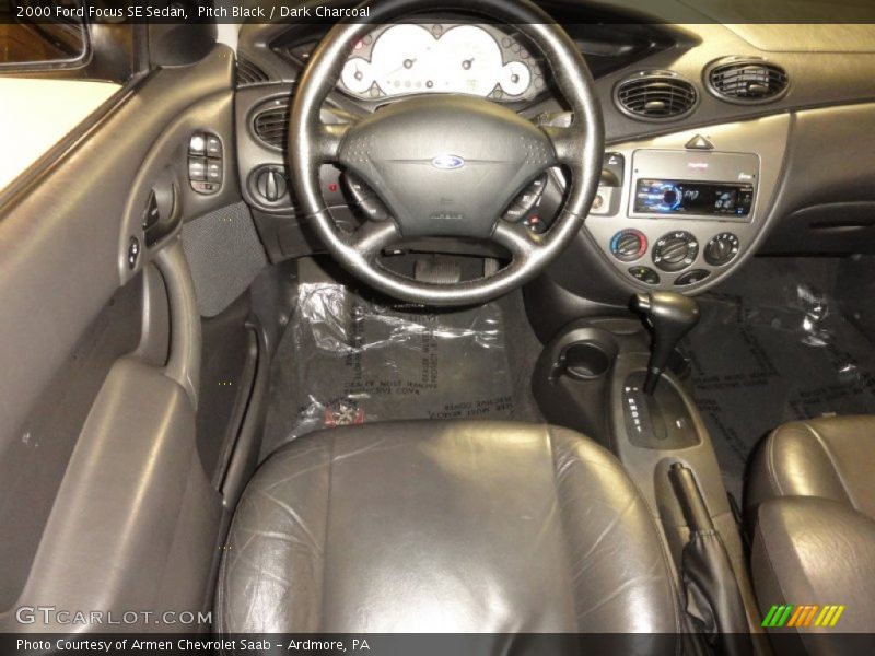 Pitch Black / Dark Charcoal 2000 Ford Focus SE Sedan