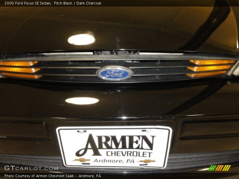 Pitch Black / Dark Charcoal 2000 Ford Focus SE Sedan
