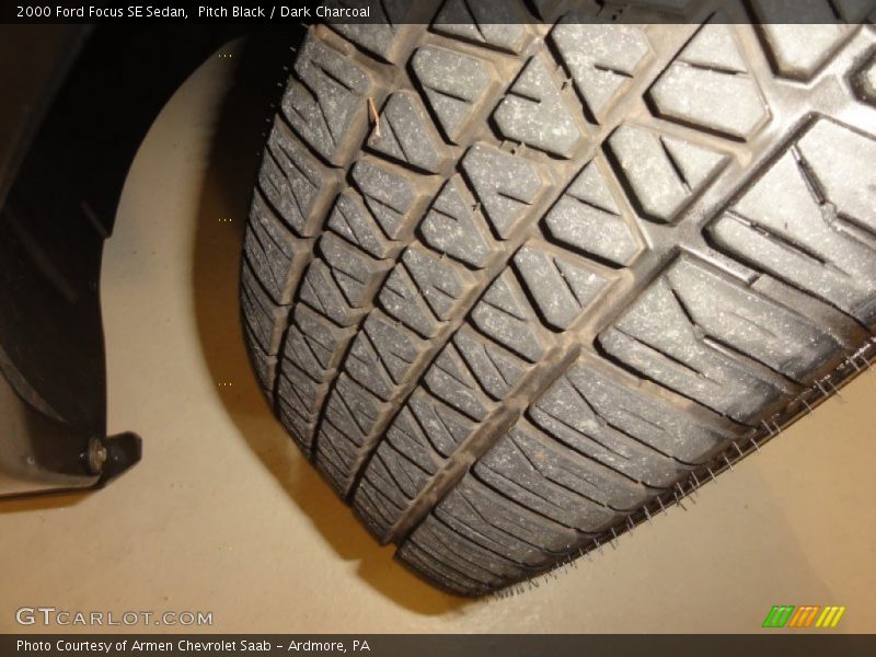 Pitch Black / Dark Charcoal 2000 Ford Focus SE Sedan