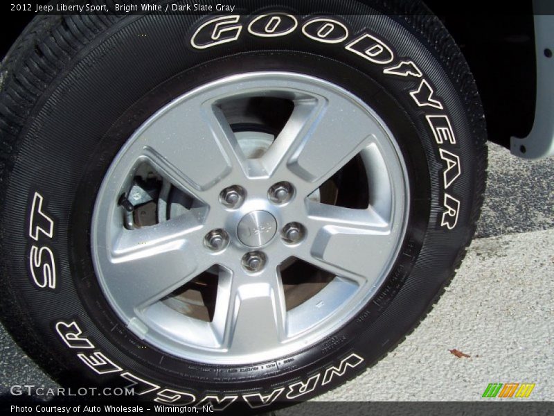 Bright White / Dark Slate Gray 2012 Jeep Liberty Sport
