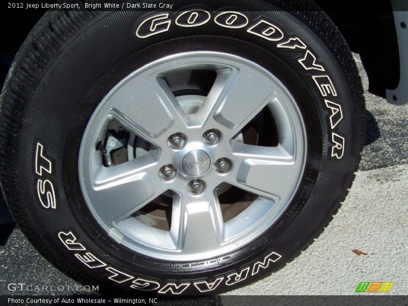 Bright White / Dark Slate Gray 2012 Jeep Liberty Sport