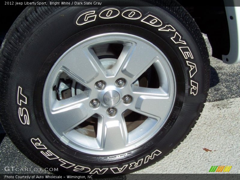 Bright White / Dark Slate Gray 2012 Jeep Liberty Sport