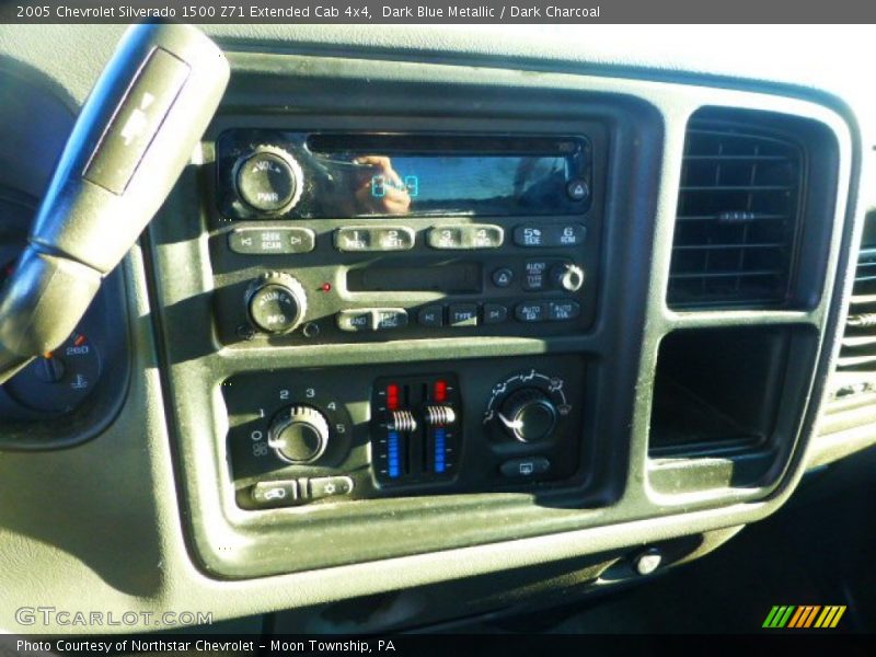 Dark Blue Metallic / Dark Charcoal 2005 Chevrolet Silverado 1500 Z71 Extended Cab 4x4