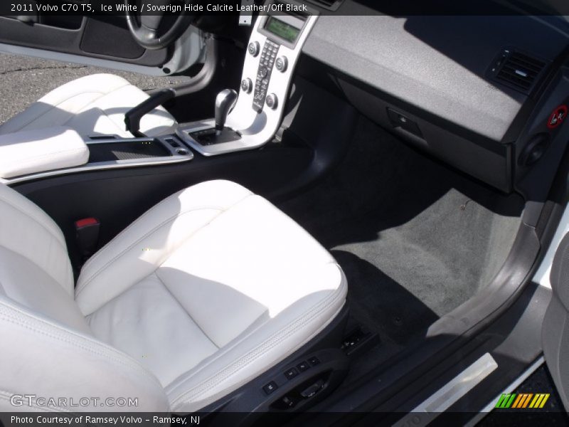 Ice White / Soverign Hide Calcite Leather/Off Black 2011 Volvo C70 T5