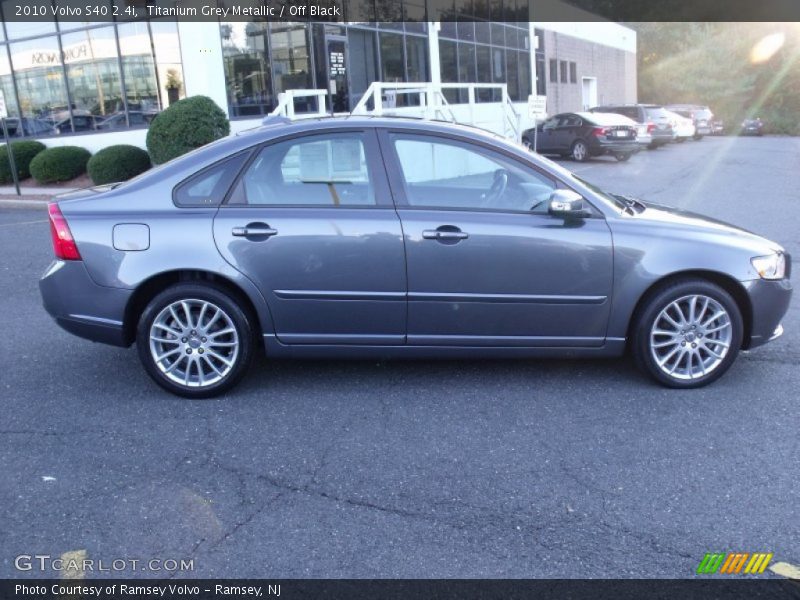 Titanium Grey Metallic / Off Black 2010 Volvo S40 2.4i