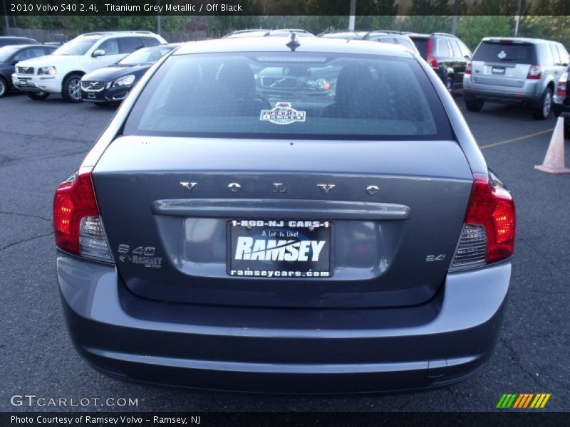 Titanium Grey Metallic / Off Black 2010 Volvo S40 2.4i